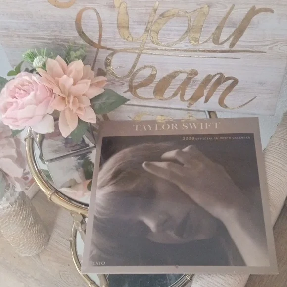 Taylor Swift 2026 calendar - Picture 2 of 5